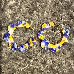 Fashion earrings like new! Very lightweight.